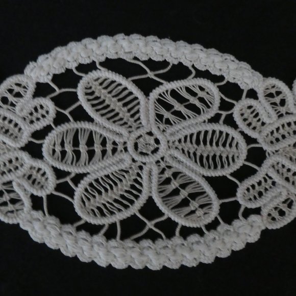 Gorgeous Vintage Crochet Floral Doily - Picture 4 of 6